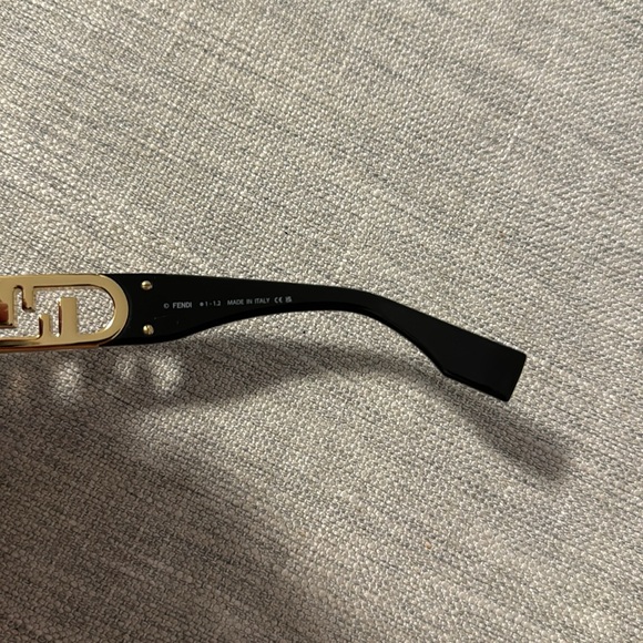 Fendi O'Lock Square Sunglasses FE40063F - Picture 6 of 7